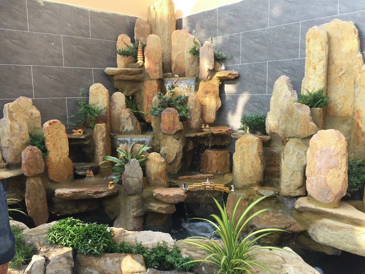 Top 3 mẫu thiết kế tiểu cảnh hòn non bộ đẹp mê say 8 TOP 3 Mẫu Thiết Kế Tiểu Cảnh Hòn Non Bộ Đẹp Mê Say